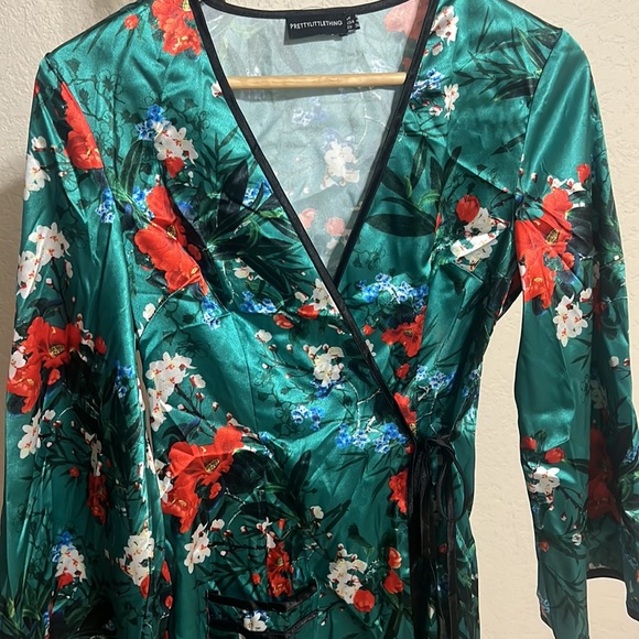 Pretty Little Thing green kimono wrap - Picture 2 of 3